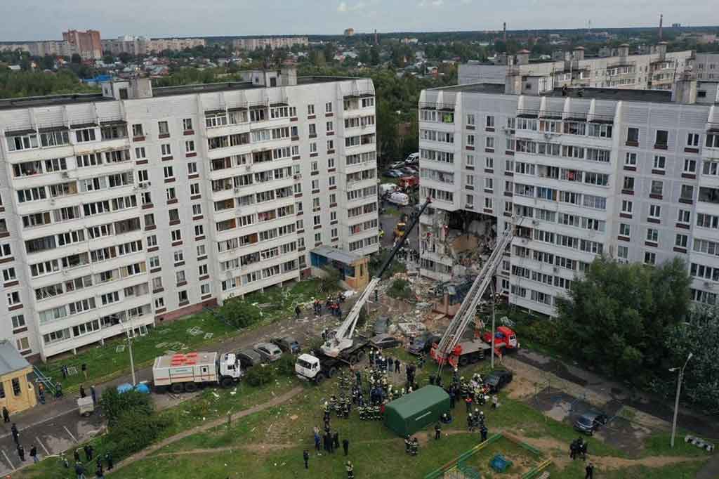 Menurut Kementerian Darurat setempat, petugas penyelamat menemukan bahwa dinding runtuh di tiga lantai bangunan. Dikatakan bahwa lima dari 73 apartemen bangunan rusak dan 173 penghuni telah dievakuasi. 