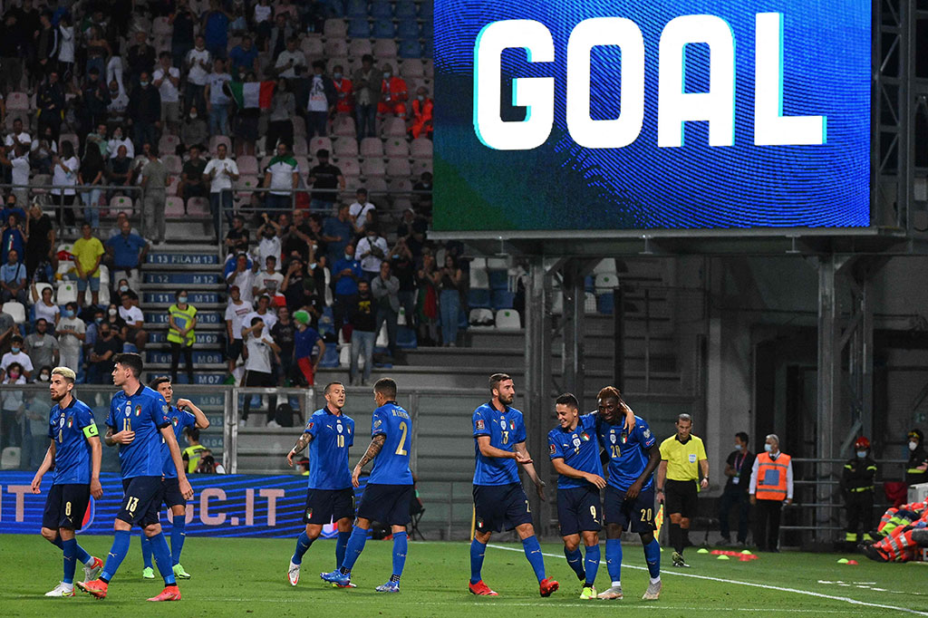 Beberapa menit kemudian Gli Azzurri menggandakan keunggulan setelah sepakan Giacomo Raspadori membentur Edgaras Utkus dan masuk ke gawang Lithuania yang dijaga Ernestas Setkus.