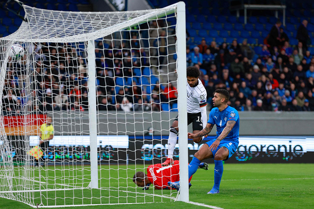 Jerman langsung menggebrak pertahanan tuan rumah saat wasit meniup peluit tanda pertandingan dimulai. Hasilnya pada menit ke-4 mereka berhasil membuka keunggulan lewat sepakan kaki kiri Serge Gnabry menyelesaikan umpan silang Leroy Sane.