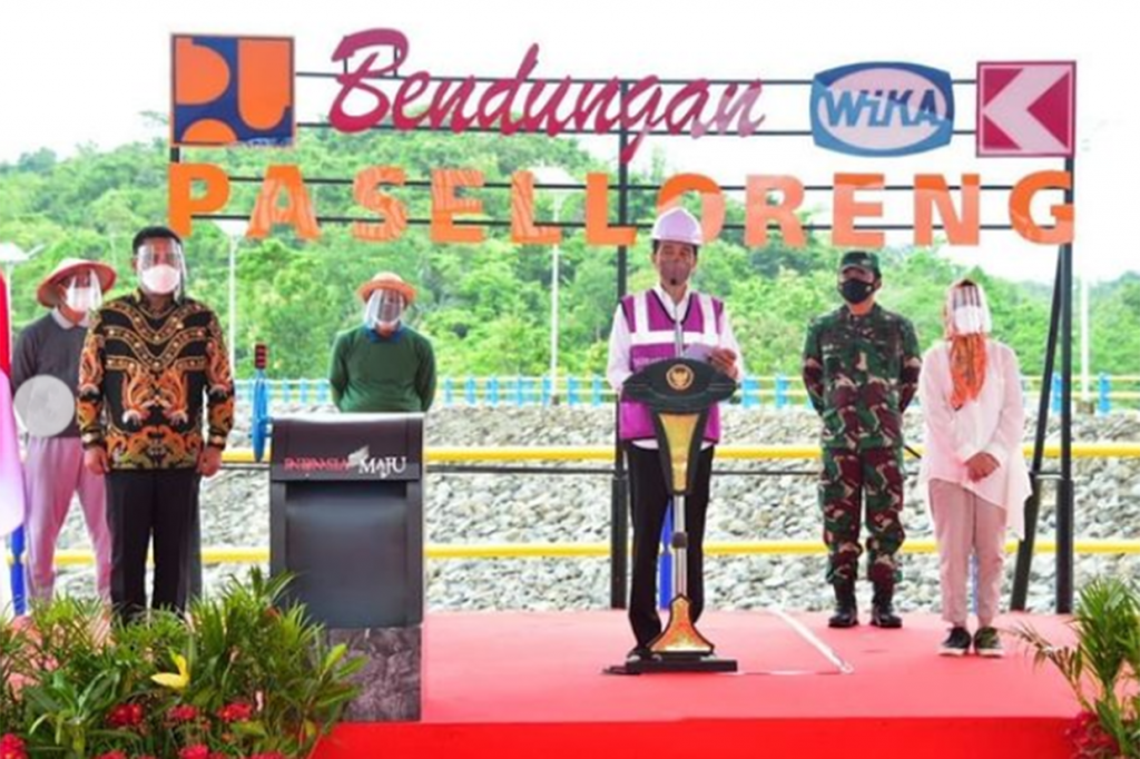 Dalam peresmian ini, Presiden Joko Widodo (Jokowi) turut didampingi oleh Menteri Pekerjaan Umum dan Perumahan Rakyat Basuki Hadimuljono, Sekretaris Kabinet Pramono Anung, Panglima TNI Hadi Tjahjanto, Kapolri Listyo Sigit Prabowo, Gubernur Sulawesi Selatan Andi Sudirman Sulaiman, dan Bupati Wajo Amran Mahmud.