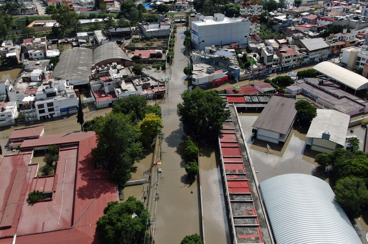 Banjir bandang menerjang wilayah Meksiko Tengah dan menyapu sebuah rumah sakit dan wilayah lainnya pada Selasa, 7 September 2021, waktu setempat.