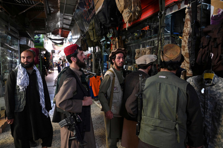 Pasukan Taliban berbelanja di Pasar Bush, Kabul, Afghanistan, Kamis, 9 September 2021.