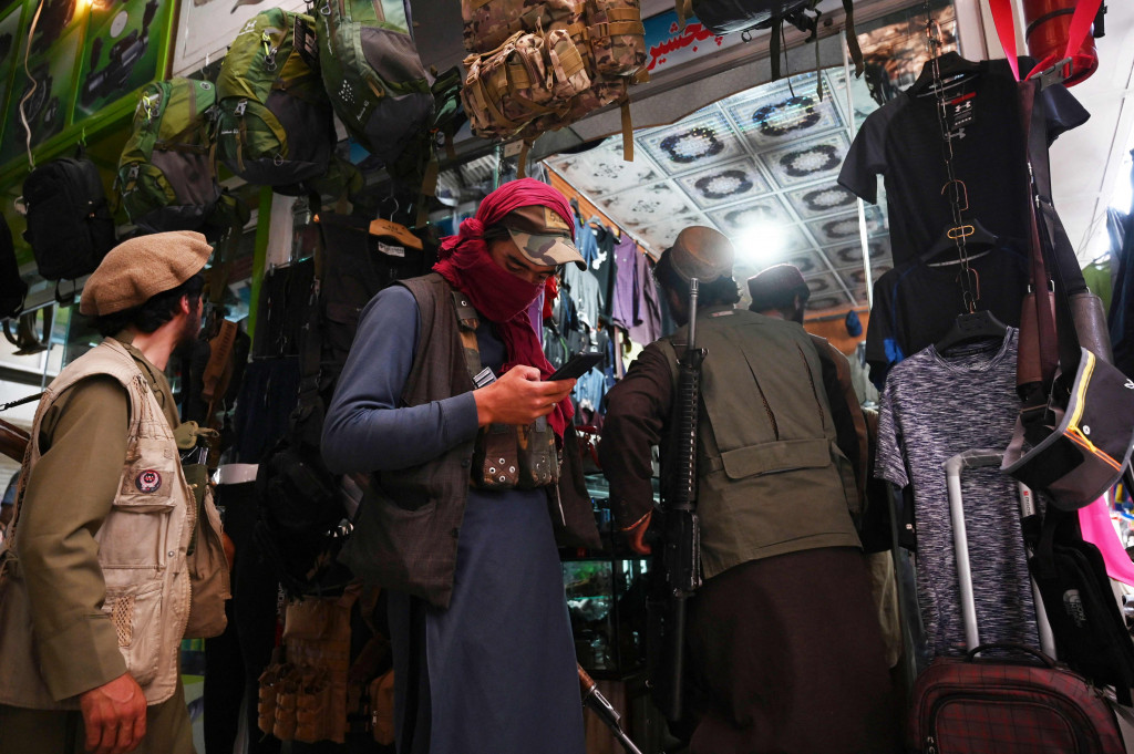 Pasukan Taliban berbelanja di Pasar Bush, Kabul, Afghanistan, Kamis, 9 September 2021.