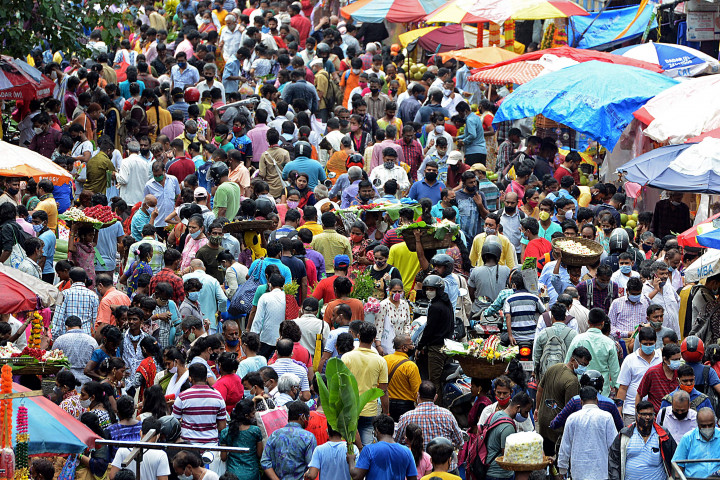 Aktivitas pasar di India terpantau ramai dan jalanan dipenuhi kerumunan orang yang mempersiapkan diri untuk menghadapi festival Ganesh Chaturthi.
