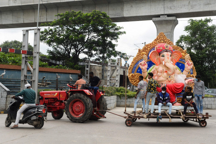 Warga membawa patung Dewa Ganesha di Hyderabad, India, Kamis, 9 September 2021.