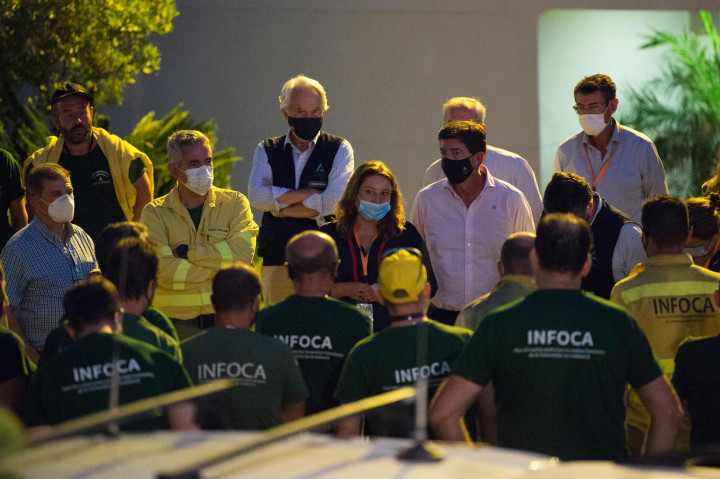 Menteri Lingkungan di Pemerintah Daerah Andalusia, Carmen Crespo mengatakan kepada wartawan, seorang petugas pemadam kebakaran meninggal saat menjalankan tugasnya memadamkan api.