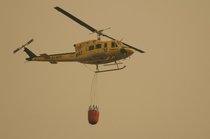 Petugas pemadam kebakaran mengatakan angin kencang dengan kecepatan angin hingga 60 kilometer (40 mil) per jam menjadi kendala pemadaman api. Tak hanya itu, kondisi cuaca yang panas, kering dan lereng gunung yang curam membuat tugas mereka sulit mengendalikan kobaran api.