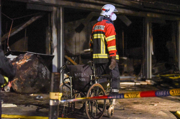 Sedikitnya 10 orang meninggal dunai dalam kebakaran yang terjadi di sebuah rumah sakit darurat untuk pasien covid-19 di kota Tetovo, Macedonia Utara, Rabu, 8 September 2021 waktu setempat.
