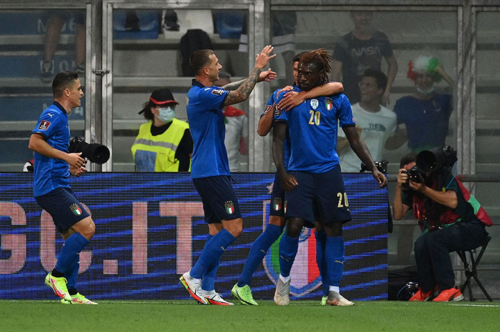 Italia berhasil menang telak 5-0 atas Lithuania dalam laga kualifikasi Piala Dunia 2022, Kamis, 9 September 2021 dini hari WIB. Kemenangan tersebut memperpanjang rekor tak terkalahkan tim asuhan Roberto Mancini menjadi 37.