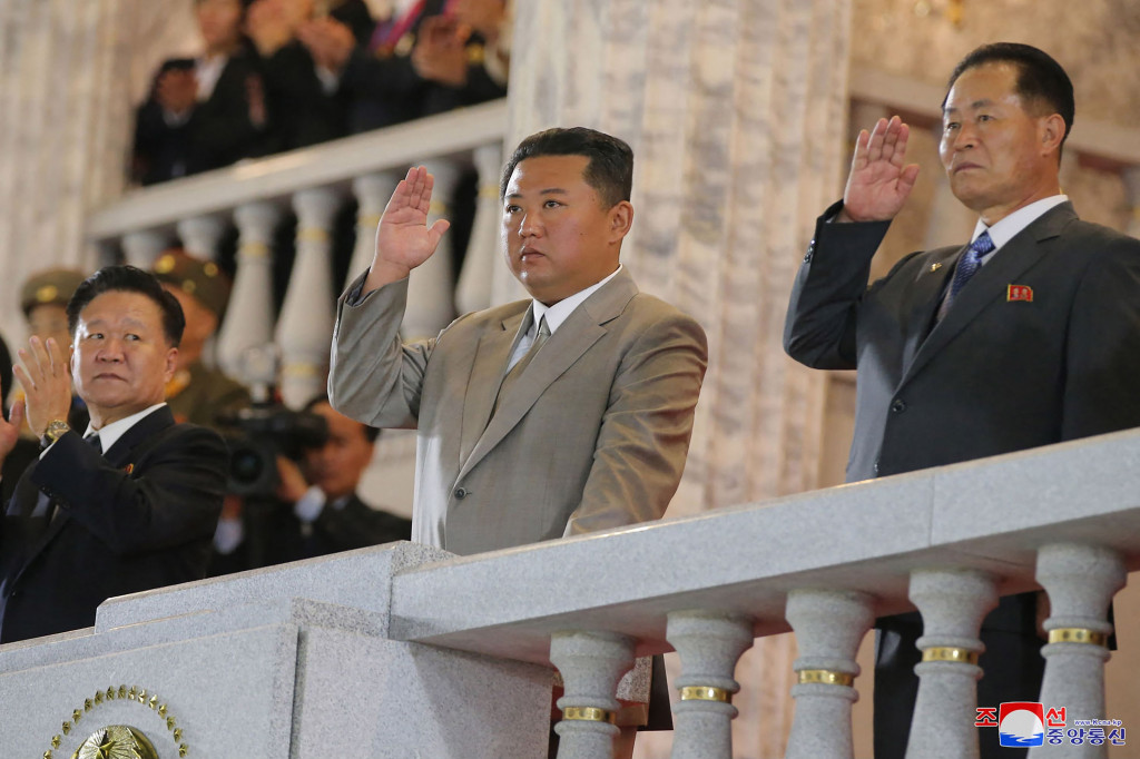 Kemunculan pemimpin Korea Utara, Kim Jong-Un, dalam parade militer terbaru rezim komunis itu menjadi sorotan.