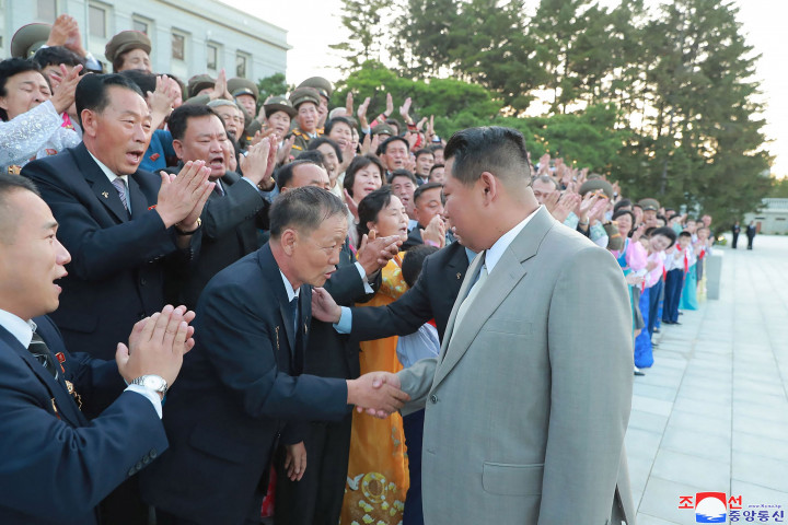 Setelah berbagai spekulasi soal kondisi kesehatannya, Kim Jong-Un tampak lebih kurus dan lebih energik dibanding bertahun-tahun sebelumnya saat menghadiri parade militer tersebut.