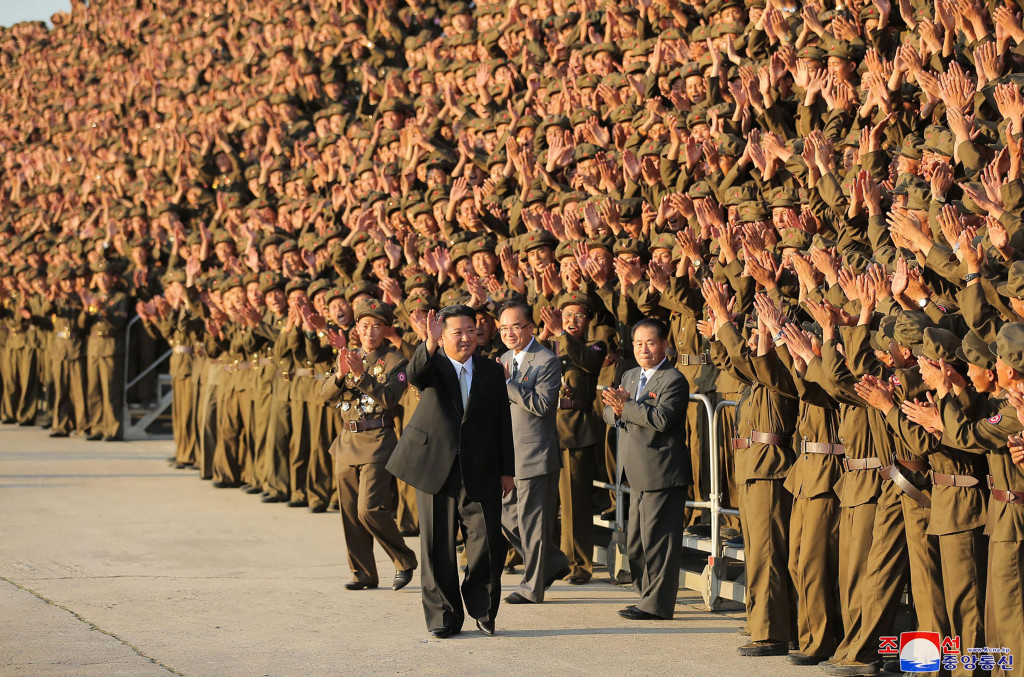 Gambar ini diambil pada 9 September 2021 dan dirilis dari Kantor Berita Pusat Korea (KCNA) resmi Korea Utara pada 10 September menunjukkan pemimpin Korea Utara Kim Jong Un (tengah) mengambil bagian dalam sesi foto dengan peserta parade militer di Pyongyang.
