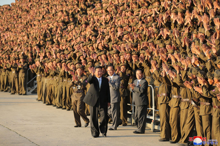 Gambar ini diambil pada 9 September 2021 dan dirilis dari Kantor Berita Pusat Korea (KCNA) resmi Korea Utara pada 10 September menunjukkan pemimpin Korea Utara Kim Jong Un (tengah) mengambil bagian dalam sesi foto dengan peserta parade militer di Pyongyang.