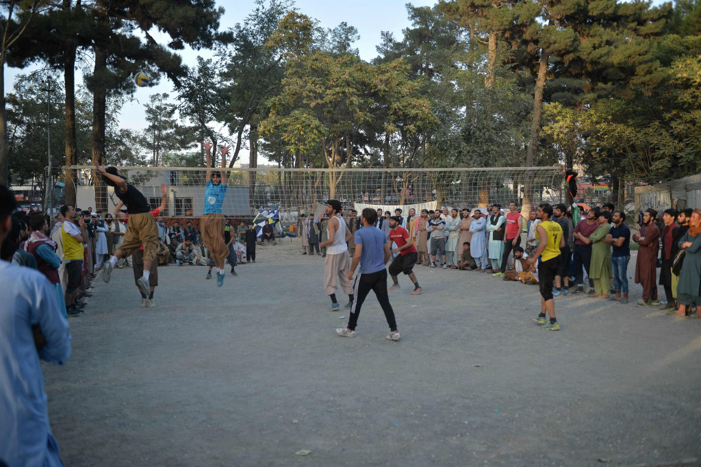 Para pemuda bermain bola voli di Shahr-e Naw Park, Kabul, Afghanistan, Kamis, 9 September 2021.