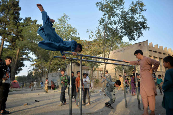 Anak-anak bermain pada palang besi yang terpasang di Shahr-e Naw Park, Kabul, Afghanistan, Kamis, 9 September 2021.