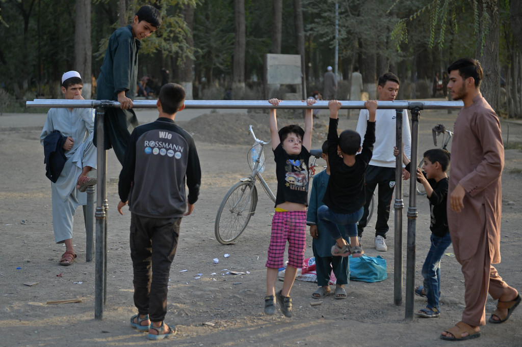 Sebelumnya dilaporkan banyak anak terpisahkan dari keluarga mereka di tengah kondisi kacau di Afghanistan setelah Taliban berkuasa. Dana Anak-anak Perserikatan Bangsa Bangsa atau UNICEF menyatakan ratusan anak dievakuasi tanpa pendamping dari Afghanistan.