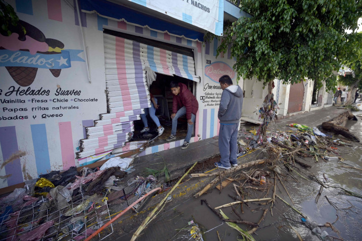 Warga mulai melakukan pembersihan dan pemulihan setelah banjir di pusat kota Tula, negara bagian Hidalgo, Meksigo, Kamis, 9 September 2021.