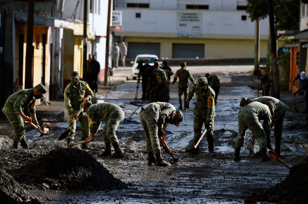 Tentara membantu dalam pekerjaan pembersihan dan pemulihan setelah banjir di pusat kota Tula, negara bagian Hidalgo, Meksigo, Kamis, 9 September 2021.