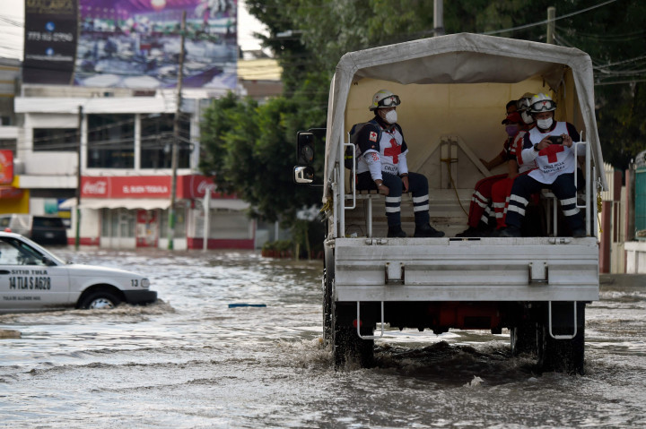 Laporan awal menunjukkan bahwa sekitar 2.000 rumah di kota Tula dan sekitarnya telah terkena dampak banjir.