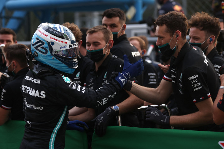 Hamilton sempat berada di posisi teratas sebelum Bottas menyalip saat-saat akhir dengan selisih 0,096 detik.