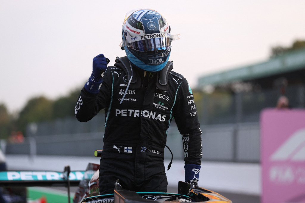 Bottas pole dengan catatan waktu 1 menit 19.555 detik, sementara Hamilton punya 1 menit 19,651 detik. Di posisi ketiga ada pemuncak klasemen F1 dari Red Bull Racing Max Verstappen dengan 1 menit 19,966 detik.
