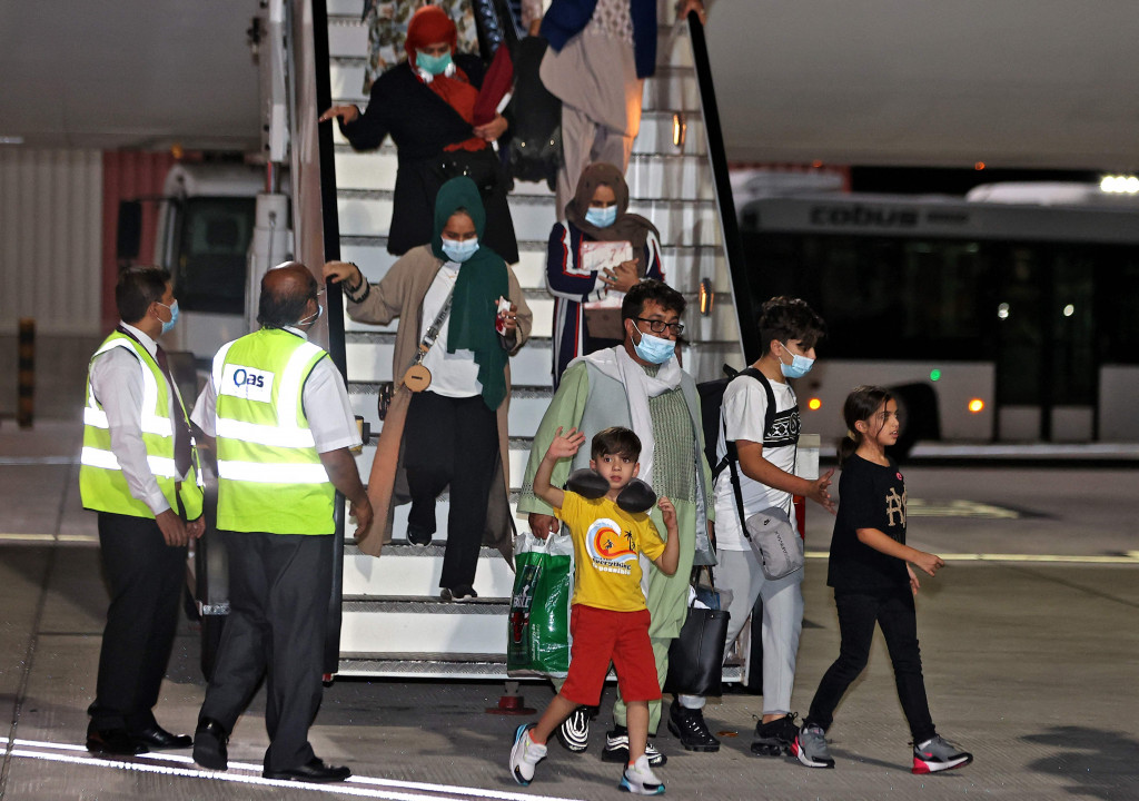 Sekitar seratus orang warga Afghanistan dan warga negara asing diperbolehkan terbang meninggalkan Afghanistan pada Jumat, 10 September 2021, waktu setempat.