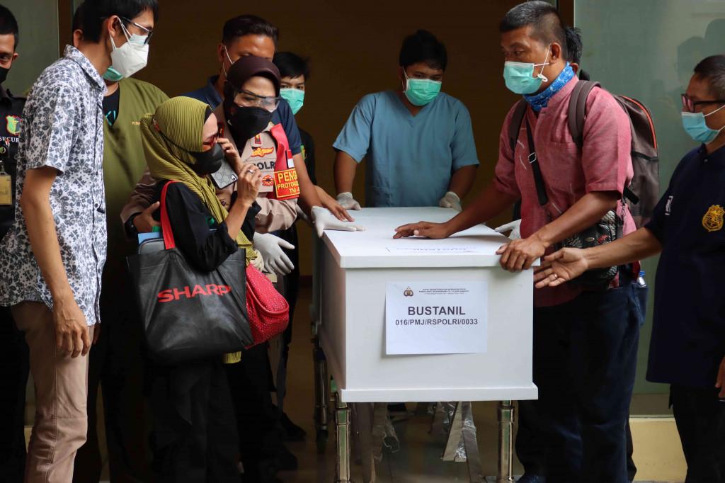 Penyerahan jenazah dilakukan di Instalasi Kedokteran Forensik Rumah Sakit Polri Kramat Jati, Jakarta Timur, yang dihadiri oleh perwakilan keluarga korban dan perwakilan dari Direktorat Jenderal Pemasyarakatan Kemenkumham RI.
