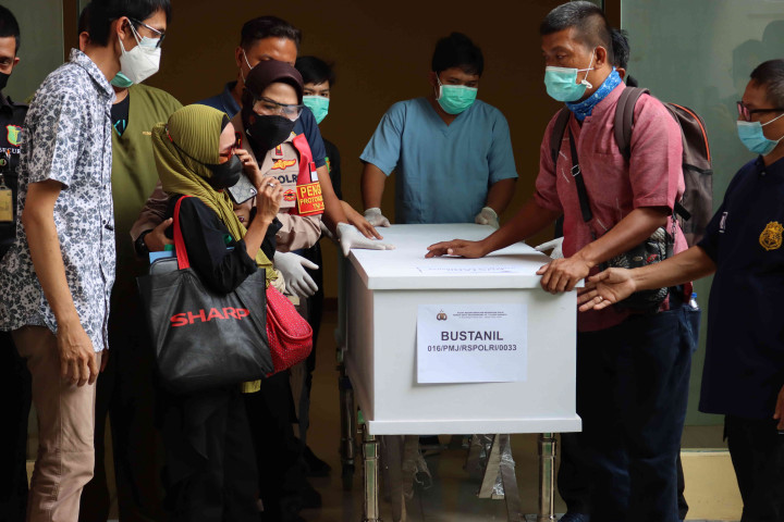 Penyerahan jenazah dilakukan di Instalasi Kedokteran Forensik Rumah Sakit Polri Kramat Jati, Jakarta Timur, yang dihadiri oleh perwakilan keluarga korban dan perwakilan dari Direktorat Jenderal Pemasyarakatan Kemenkumham RI.