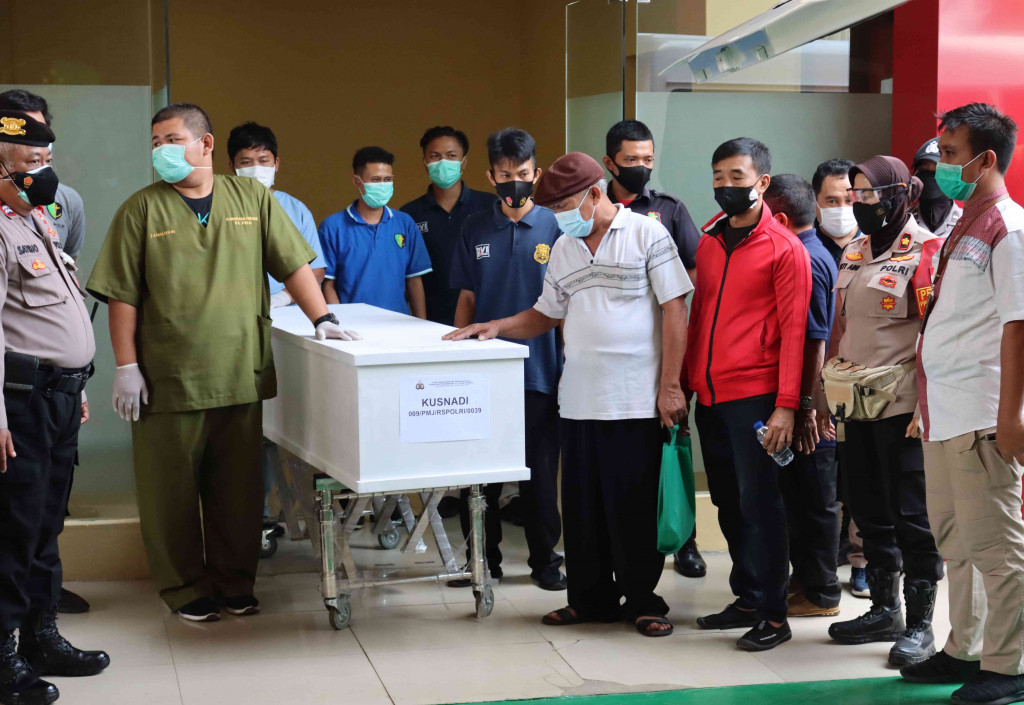 Ketiga jenazah itu langsung dibawa oleh pihak keluarga dengan menggunakan dua ambulans milik Kemenkumham untuk segera memakamkannya.