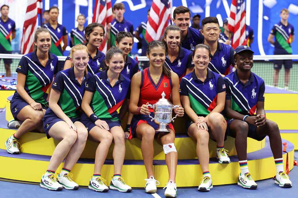 Hasil tersebut juga membuat Raducanu, peringkat 150, menjadi petenis perempuan Inggris pertama dalam 44 tahun yang memenangi mahkota Grand Slam. Raducanu juga menjadi juara Grand Slam termuda sejak Maria Sharapova yang berusia 17 tahun di Wimbledon pada 2004. 