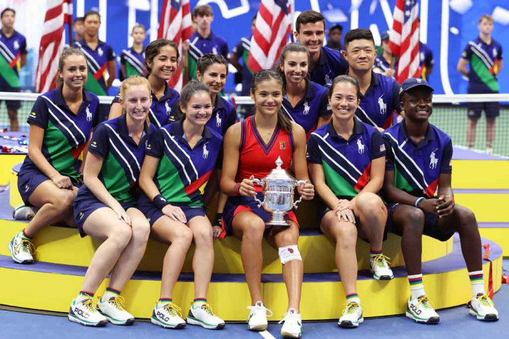 Hasil tersebut juga membuat Raducanu, peringkat 150, menjadi petenis perempuan Inggris pertama dalam 44 tahun yang memenangi mahkota Grand Slam. Raducanu juga menjadi juara Grand Slam termuda sejak Maria Sharapova yang berusia 17 tahun di Wimbledon pada 2004. 