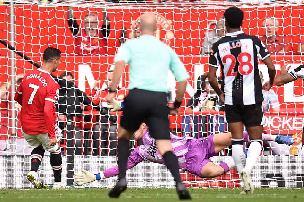 Cristiano Ronaldo menghiasi penampilan debut keduanya bersama MU dengan torehan dua gol ke gawang Newcastle United. Gol pertama CR7 lahir pada menit kedua injury time babak pertama, lewat kejeliannya memanfaatkan bola muntah hasil tendangan Mason Greenwood yang gagal diantisipasi sempurna oleh kiper Freddie Woodman.