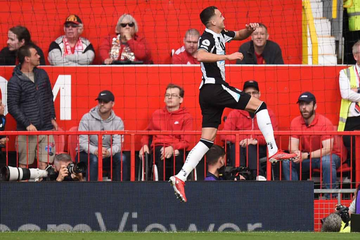 Newcastle yang mengandalkan serangan balik sempat menyamakan kedudukan pada menit ke-56 melalui tembakan menyilang bek sayap Javier Manquillo.