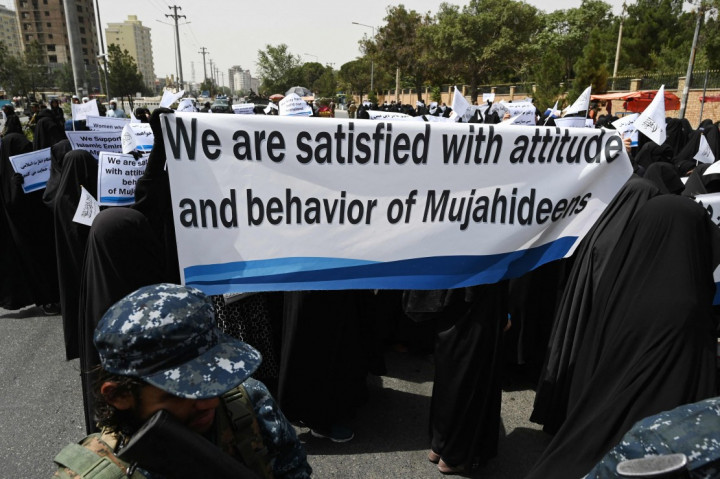 Ratusan perempuan Afghanistan menggelar aksi di jalanan Kabul untuk menyatakan dukungan kepada Taliban yang kini berkuasa di negara itu. Dalam aksinya, para perempuan yang memakai burqa dan pakaian hitam itu menunjukkan dukungan untuk kebijakan garis keras Taliban soal pemisahan gender.