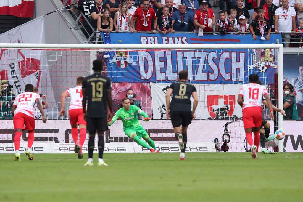 Pertandingan baru berjalan sembilan menit Muenchen mendapat hadiah penalti setelah Kevin Kampl melakukan pelanggaran handball di dalam kotak penalti Leipzig. Kesempatan itu dimanfaatkan secara sempurna oleh Robert Lewandowski yang dengan tenang memperdaya kiper Peter Gulacsi.