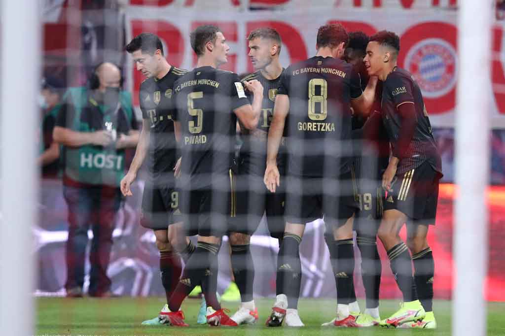 Dua menit selepas turun minum, Jamal Musiala menggandakan keunggulan tim tamu usai menyambut umpan lambung Alphonso Davies dengan tembakan voli yang bersarang ke area tiang jauh.