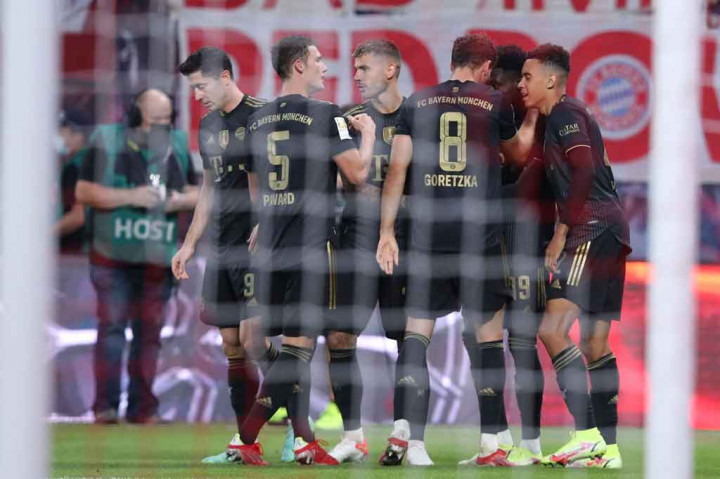 Dua menit selepas turun minum, Jamal Musiala menggandakan keunggulan tim tamu usai menyambut umpan lambung Alphonso Davies dengan tembakan voli yang bersarang ke area tiang jauh.