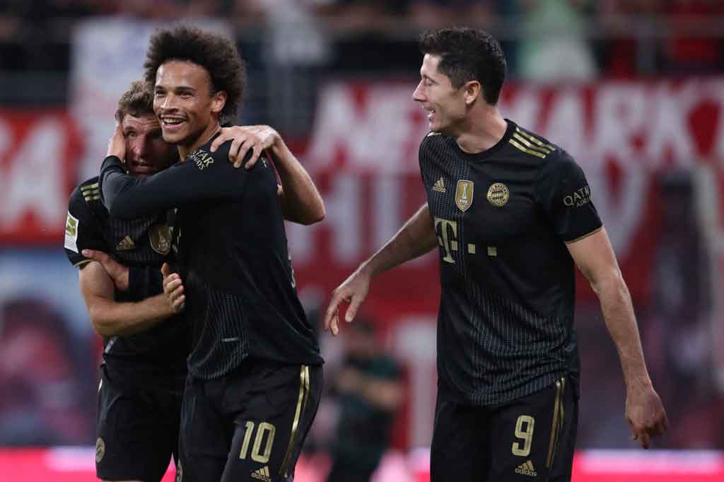 Pada menit ke-54 Bayern memperlebar keunggulan mereka jadi 3-0 saat Leroy Sane berdiri bebas tanpa kawalan di area tiang jauh untuk menyelesaikan umpan silang akurat dari Musiala.