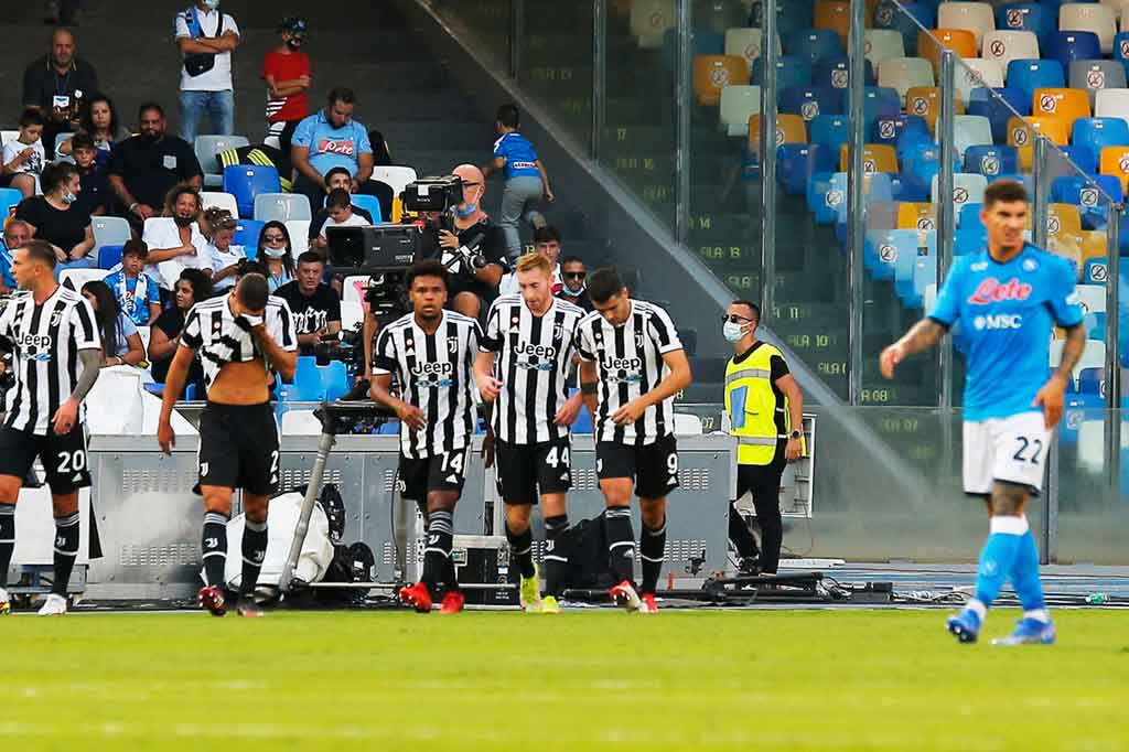 La Vecchia Signora sebenarnya memimpin cepat lewat gol Alvaro Morata saat pertandingan baru berusia 10 menit, kala penyerang asal Spanyol itu memanfaatkan blunder di lini belakang Napoli.