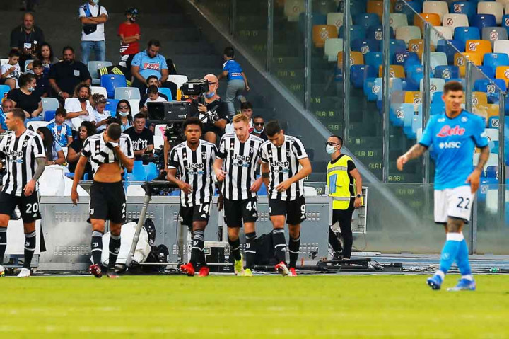 La Vecchia Signora sebenarnya memimpin cepat lewat gol Alvaro Morata saat pertandingan baru berusia 10 menit, kala penyerang asal Spanyol itu memanfaatkan blunder di lini belakang Napoli.