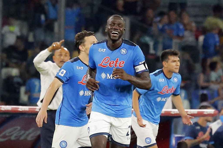 Napoli akhirnya berhasil membalikkan keunggulan lima menit jelang bubaran setelah Moise Kean melakukan sundulan blunder yang membuat Szczesny kelimpungan, dan bola disosor oleh Kalidou Koulibaly untuk membawa tuan rumah berbalik unggul 2-1.