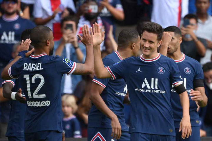 Ander Herrera membuka keunggulan PSG pada menit ke-20 dengan menanduk bola muntah hasil umpan silang Achraf Hakimi yang tak diantisipasi sempurna oleh kiper Arthur Desmas.