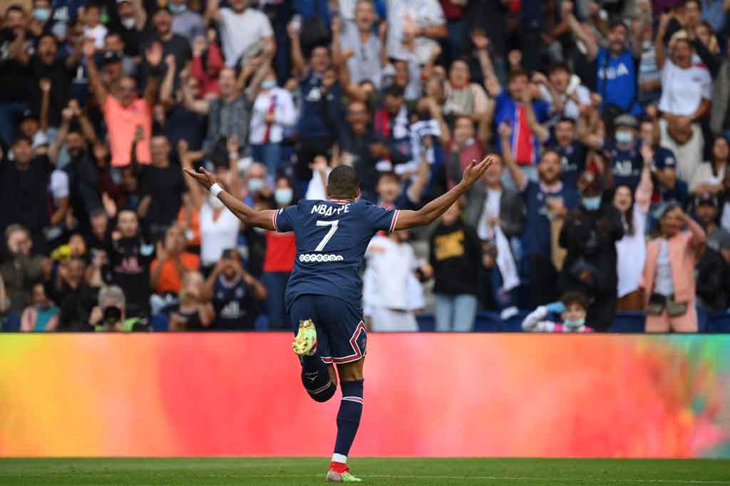 Garis pertahanan tinggi yang diterapkan Clermont menjadi senjata makan tuan. Sebab pada menit ke-55 Julian Draxler mengirim umpan panjang yang bisa dikejar Mbappe. Mbappe kemudian melewati Akim Zedadka sebelum memancing Desmas keluar dari sarangnya sebelum menceploskan bola ke gawang yang sudah tak bertuan. Skor berubah menjadi 3-0.
