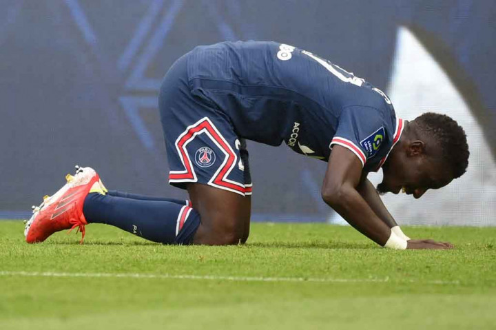 Sepuluh menit berselang gol keempat PSG lahir. Lagi-lagi setelah Desmas melakukan antisipasi tak sempurna atas tembakan Mbappe, dan bola muntah disundul oleh Idrissa Gueye ke dalam gawang tim tamu. 