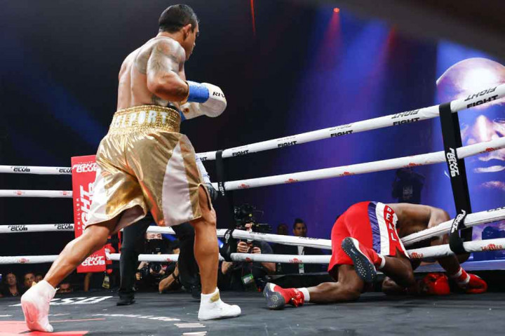 Holyfield merasa keberatan dengan keputusan wasit menghentikan pertandingan.  