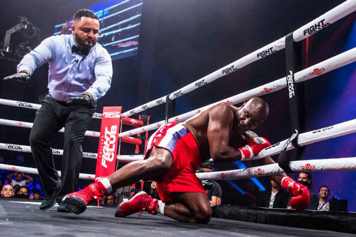 Holyfield bertarung untuk pertama kalinya sejak mengalahkan Brian Nielsen pada 2011 untuk mengakhiri karir ring yang gemilang. Dia menggantikan Oscar De La Hoya yang dijadwalkan akan melawan Belfort. Namun karena De La Hoya positif covid-19, makan Holyfield ditunjuk sebagai pengganti.