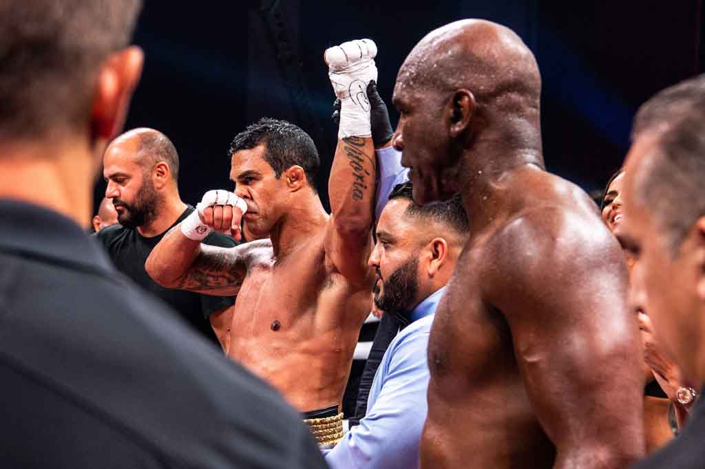 Mantan juara dunia tinju kelas berat Evander Holyfield mengalami kekalahan TKO di ronde pertama dari bintang seni bela diri campuran (MMA) Vitor Belfort pada Minggu, 12 September 2021 WIB.