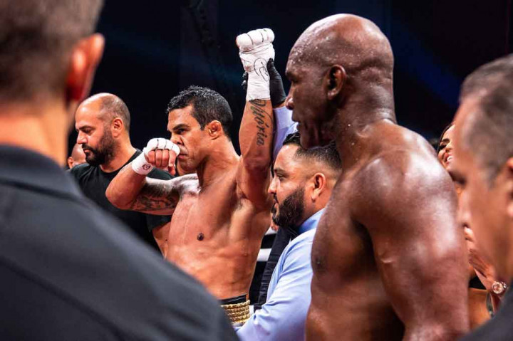 Mantan juara dunia tinju kelas berat Evander Holyfield mengalami kekalahan TKO di ronde pertama dari bintang seni bela diri campuran (MMA) Vitor Belfort pada Minggu, 12 September 2021 WIB.