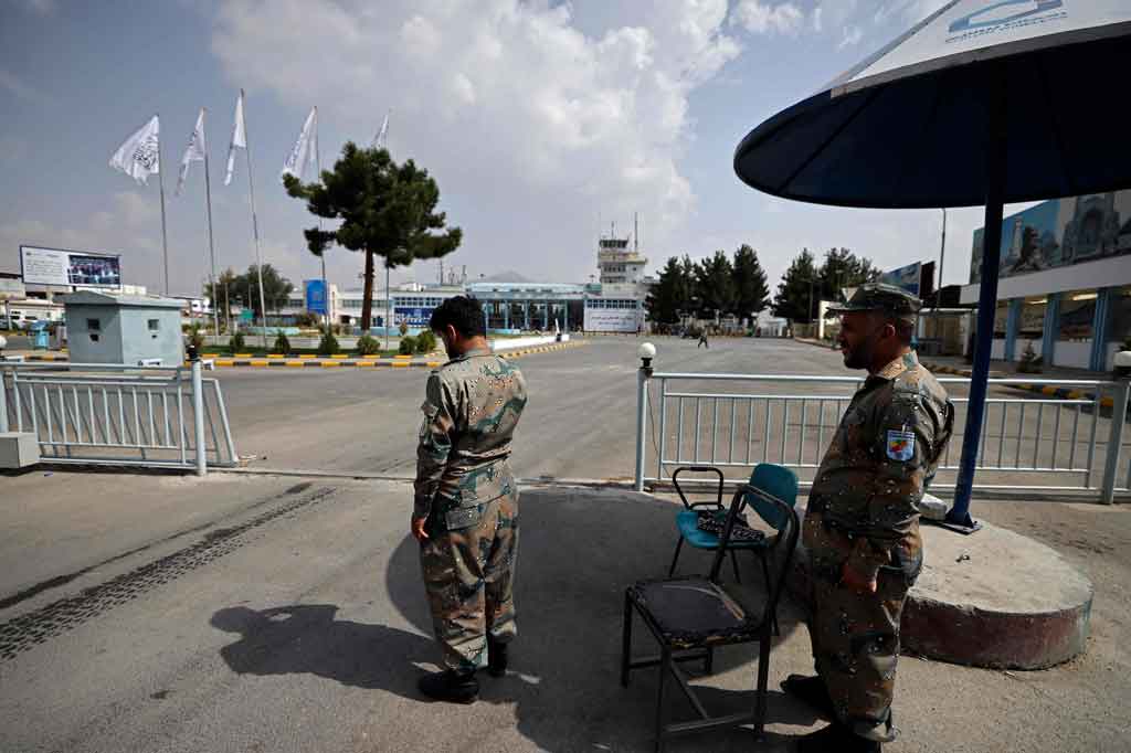 Personel Polisi Nasional Perbatasan Afghanistan berjaga di luar bandara di Kabul pada Minggu, 12 September 2021.