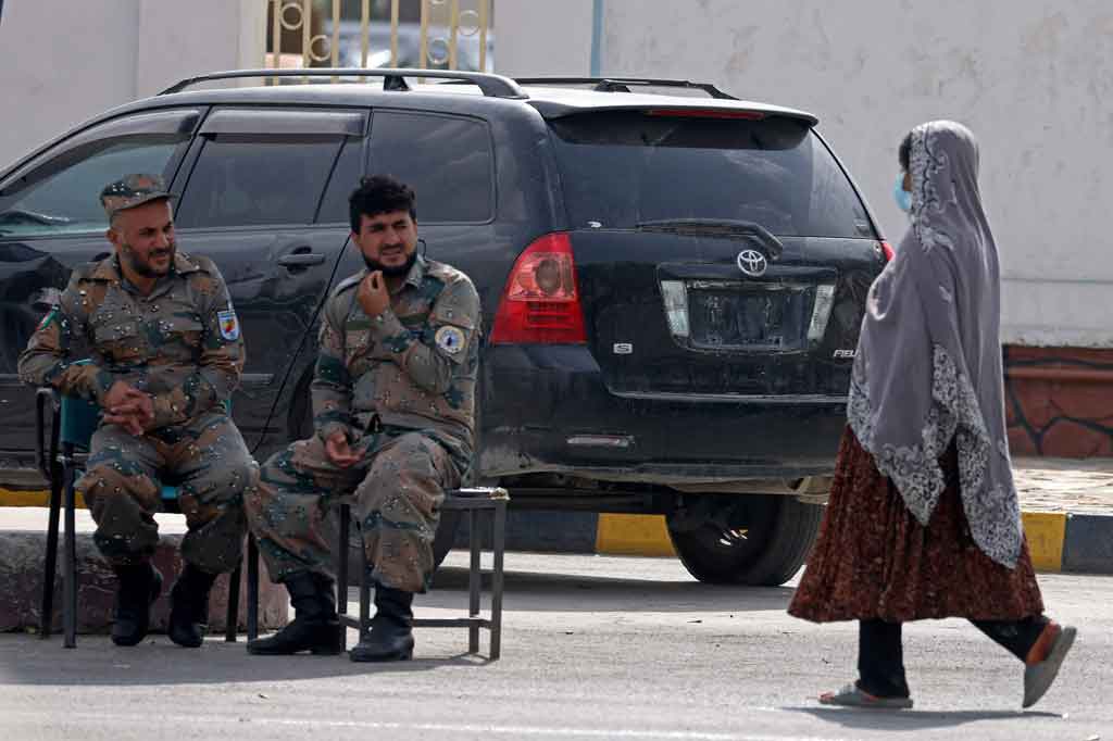 Polisi Afghanistan telah kembali bekerja menjaga pos pemeriksaan Bandara Kabul di samping keamanan Taliban untuk pertama kalinya sejak kelompok Islam itu merebut kekuasaan.